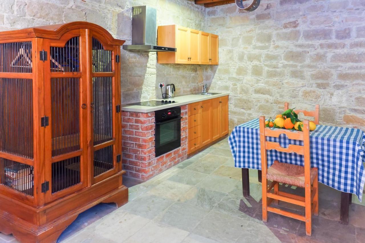 Zoes Traditional Apartments, Bed & Breakfast Ларнака Екстериор снимка